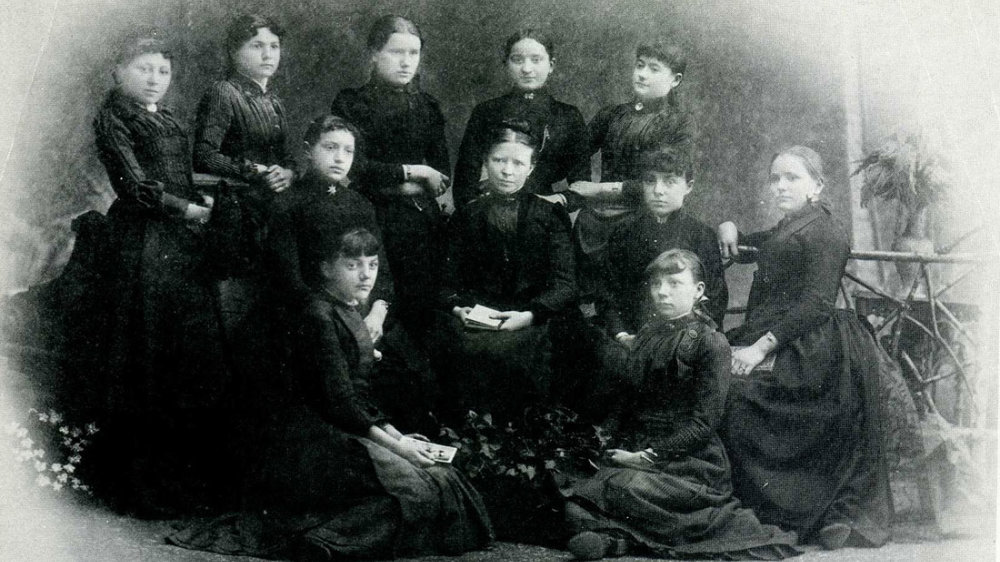 Lyzeum, die "Städtische Höhere Töchterschule".  Das Foto zeigt Schulleiterin Anna Dahm, die auch das Lyzeum führte, mit zehn "höheren Töchtern" im Jahre 1910