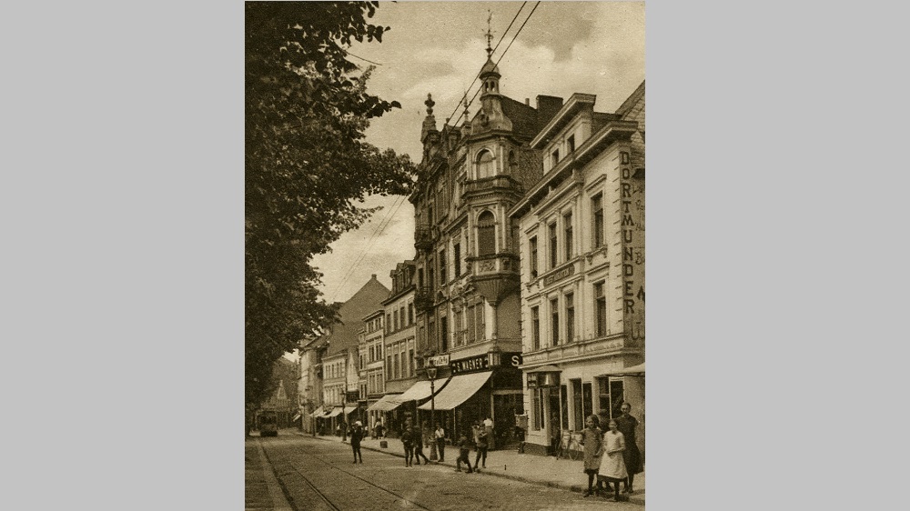 "Die Glocke" 1911, Traditionsgaststätte am Siegburger Markt, links daneben das Modegeschäft Wagner