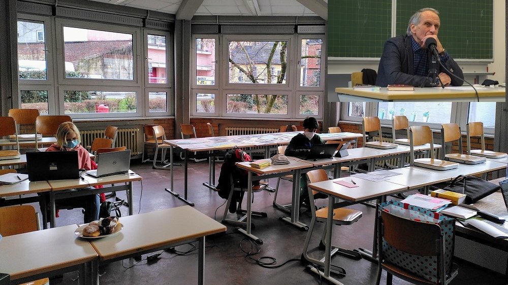 Zwei Schüler im Klassenzimmer, oben im Bild Wolfgang Overath