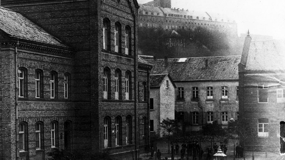 Die alte Volksschule am Friedensplatz um 1910