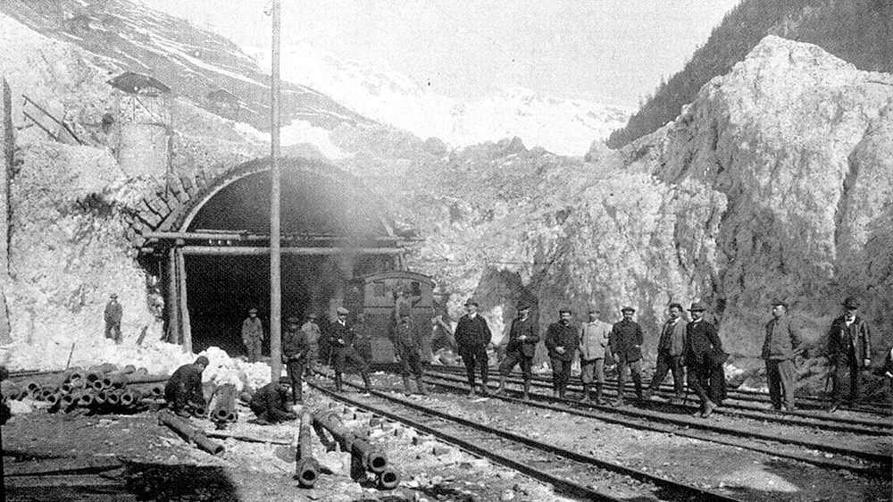Arbeiter vor dem Lötschberg-Tunnel in der Schweiz, der 1911 durchbrochen wurde
