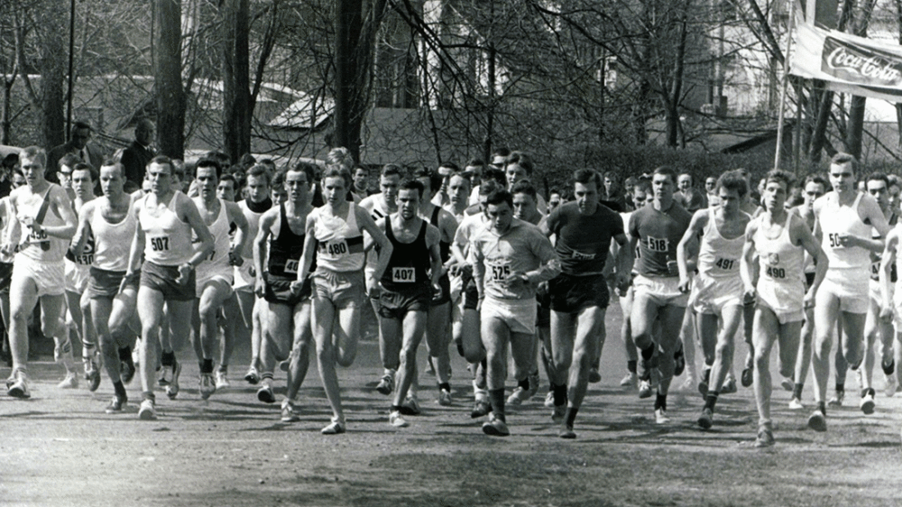 Freizeitläufer starten auf dem Mühlentorplatz beim Fünften Parklauf "Rund um den Michaelsberg" am 15. April 1968