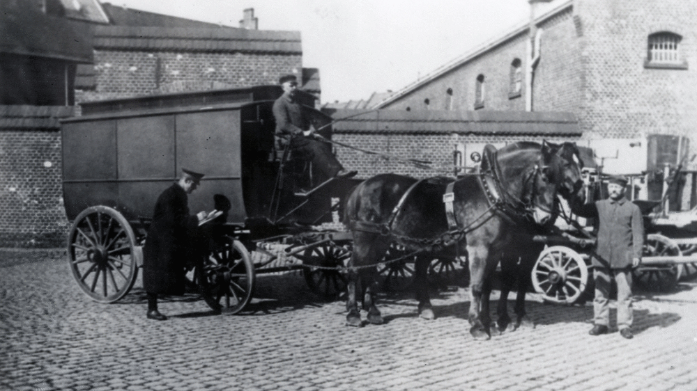 Transportwagen vor dem Gefängnis an der Luisenstraße um 1920