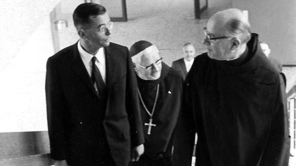 Alkuin Heising (links) im aufsehenerregenden schwarzen Anzug bei der feierlichen Einweihung des Siegburger Rathauses am 10. August 1968 auf dem Treppenaufgang zum Sitzungssaal. Pater Erpho (rechts) und Altabt Dr. Schulte Strathaus kommen im gewohnten Ornat.
