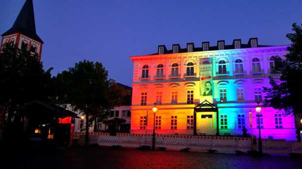 In den Farben des Regenbogens wurde das Stadtmuseum illuminiert 