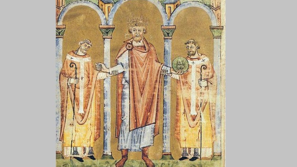 Heinrich II. betritt eine Kirche und ist deutlich größer als die beiden ihn flanierenden Bischöfe