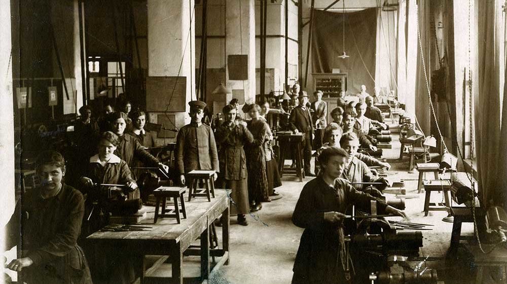 Mitarbeiterinnen in der Produktion des Feuerwerkslaboratoriums in der Luisenstraße, später Kasernengelände