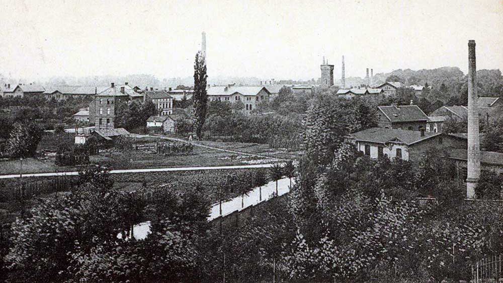Der Schlachthof (rechts) um das Jahr 1910, im Hintergrund die Geschoßfabrik in der Wilhelmstraße
