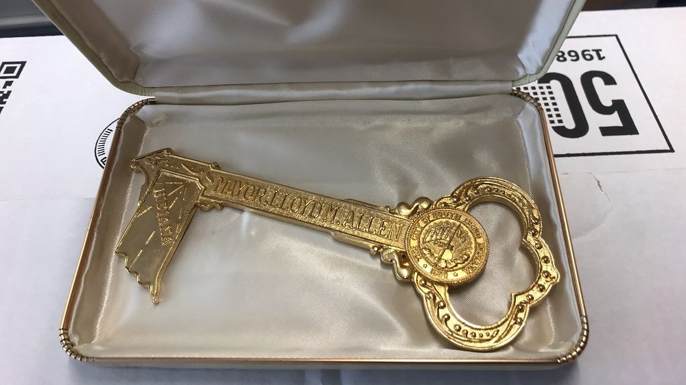 Goldener Stadtschlüssel mit der Aufschrift "Major Lloyd M. Allen"