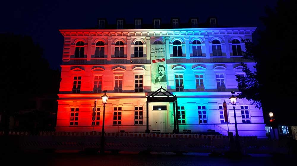 In den Farben des Regenbogens wurde das Stadtmuseum illuminiert 