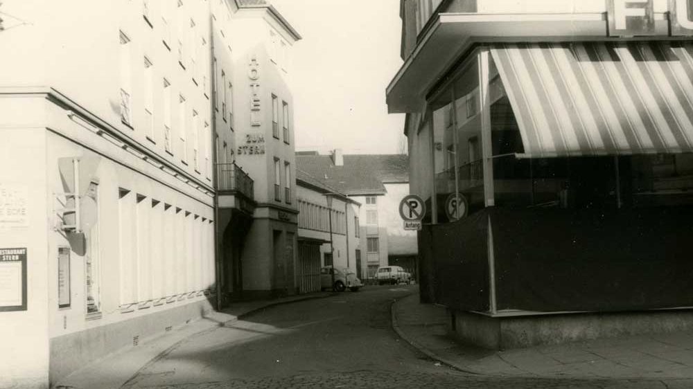 Aufnahme vom Markt in die Sternengasse - links das Hotel, rechts Fußhöller - im Februar 1967