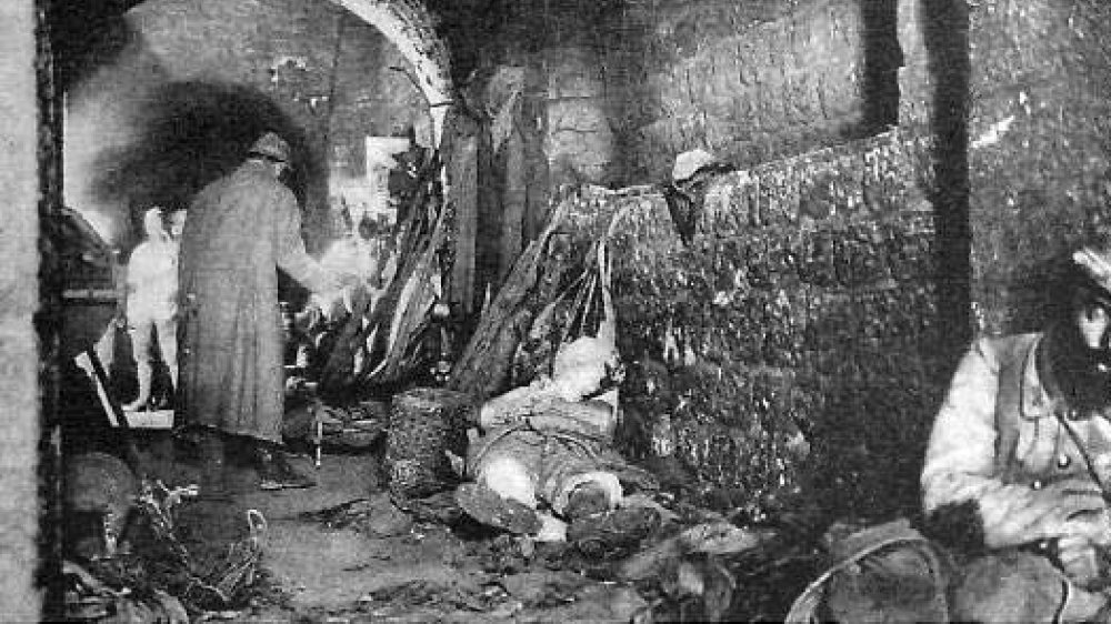 Gänge in Fort Vaux mit erschöpften französischen Soldaten Anfang Juni 1916