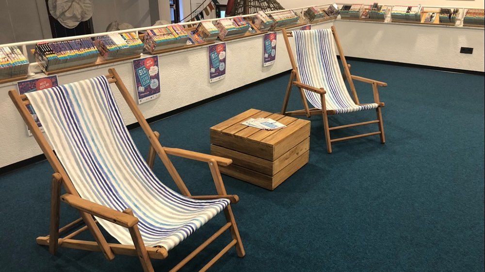 Liegestühle in der Bibliothek