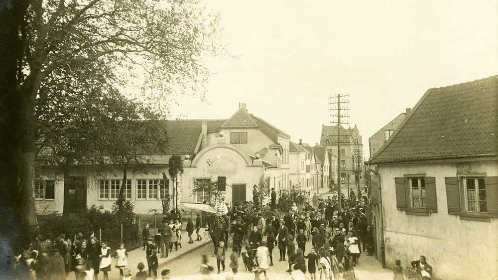 Festplatz am "Jägerhof" in der Aulgasse (rechts geht es in die Weierstraße) um 1915