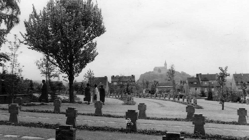 Einweihung der Ehrenanlage auf dem Nordfriedhof 1956.