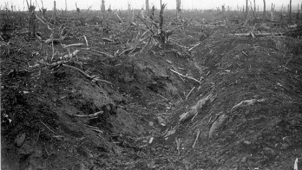Zerstörter Schützengraben an der Somme 1916