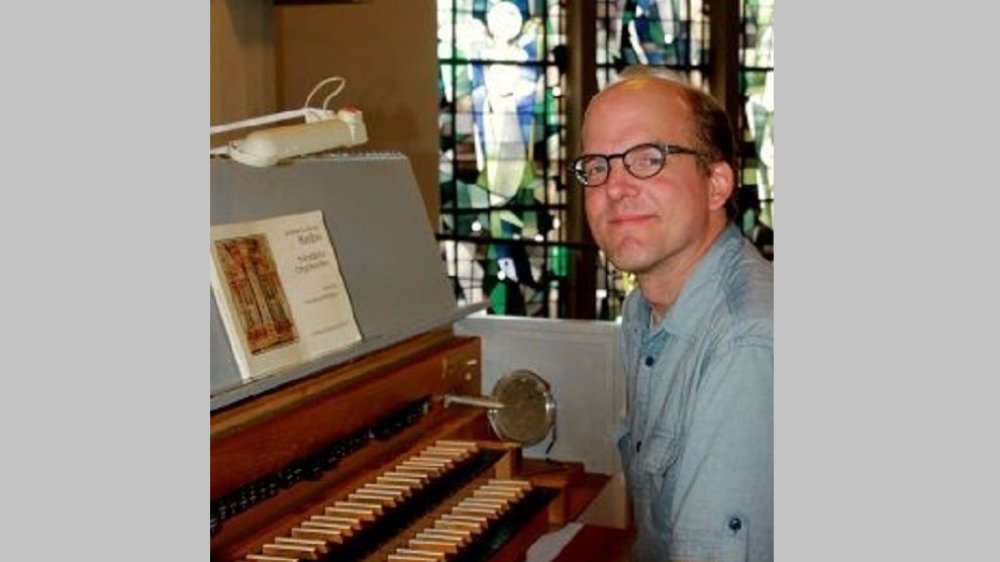 Bernd Schaboltas am Klavier