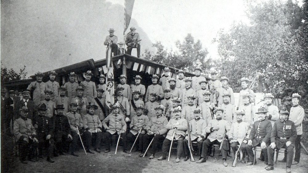 53 Schützen in schmucker neuer hellgrauer Uniform beim Schützenfest 1906