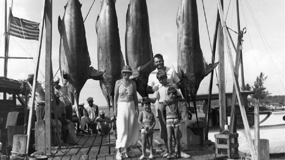 Hemingway mit Familie vor vier gefangenen Merlinen, 1935