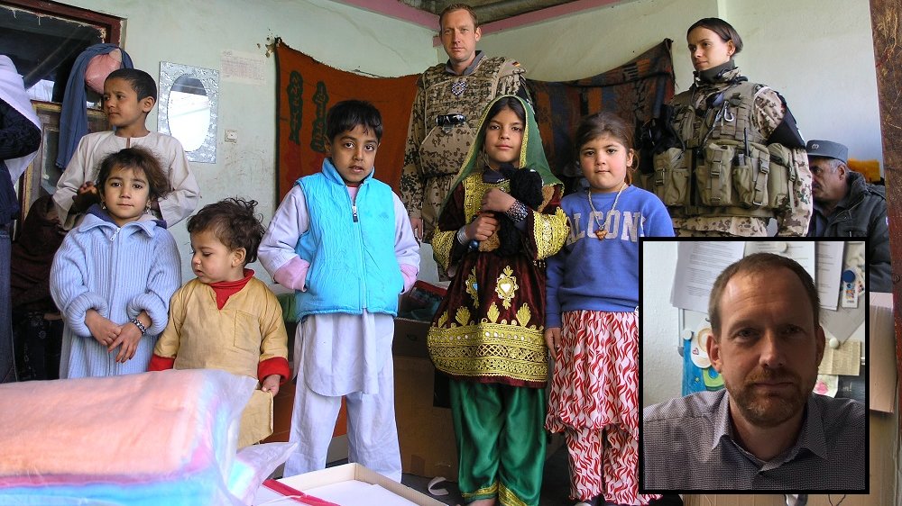 Jochen Sohnius bei einer afghanischen Familie, unten rechts ein aktuelles Portrait.