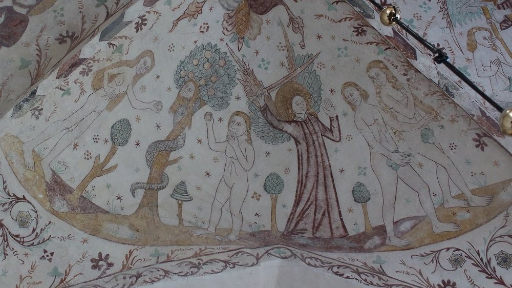 Deckenmalerei in der mittelalterlichen Kirche im dänischen Elmelunde: Erzengel Michael, wie er Adam und Eva nach dem Sündenfall aus dem Paradies vertreibtq