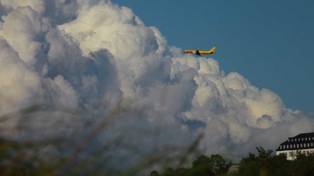 Flugzeug vor einer Gewitterwolkenfront