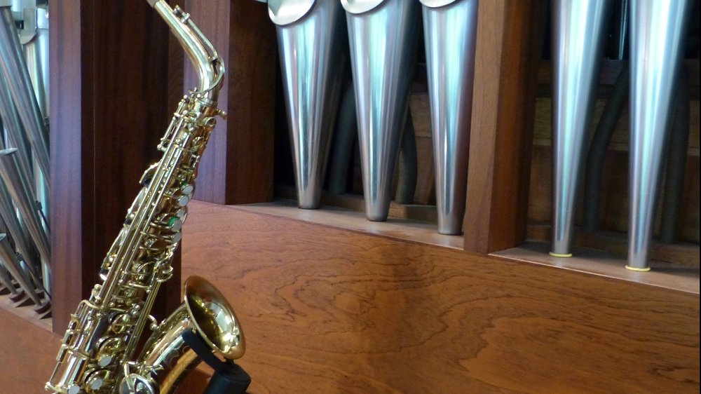 Saxophon neben Orgelpfeifen