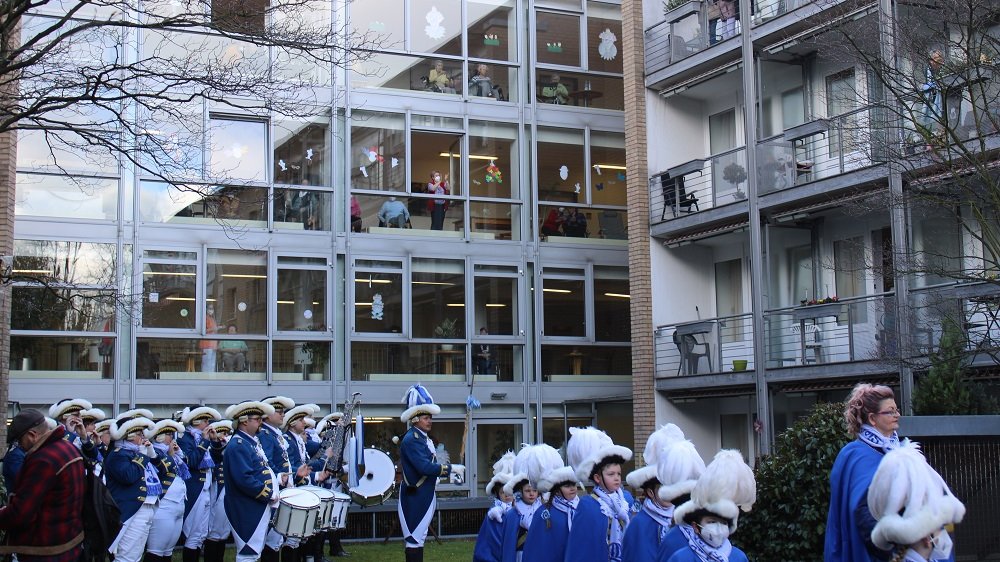 Funken Blau-Weiß stehen im Innenhof vom Seniorenzentrum in der Friedrich-Ebert-Straße