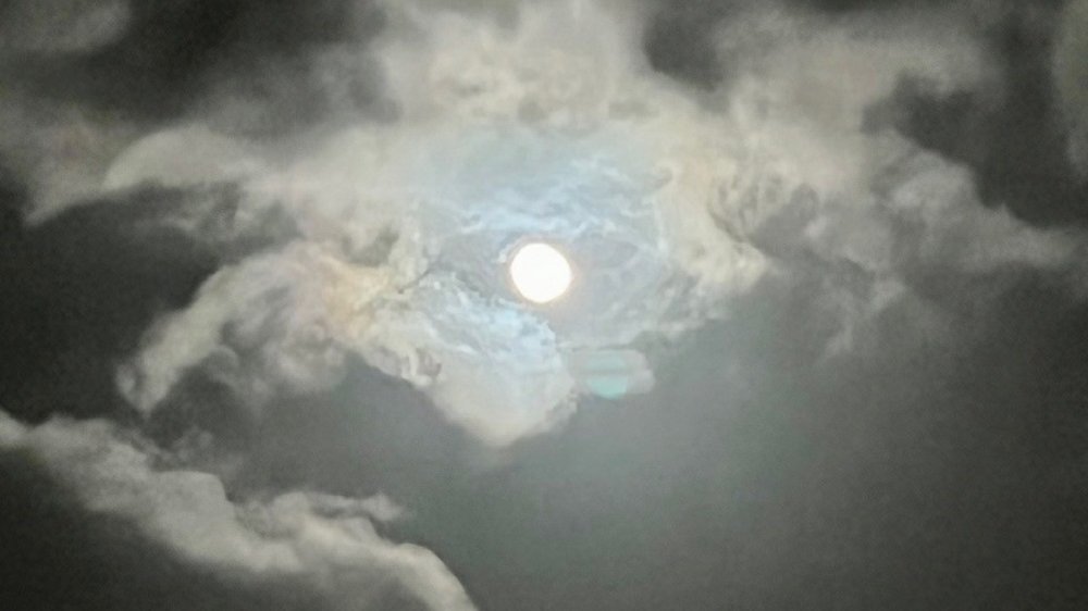 Der Mond in der Nacht und um ihn herum sind Wolken