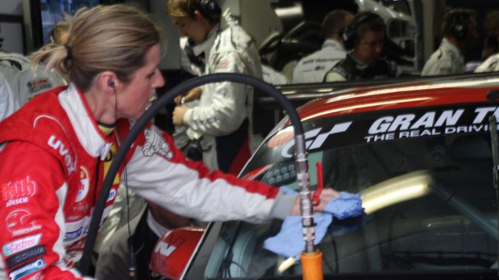 Sabine Schmitz, die schnellste Frau am Nürburgring, „Königin der Nordschleife“: Wolfgang Ridder verfolgte vor Jahren mit der Kamera ihren Einsatz beim 24-Stunden-Rennen im Frikadelli-Porsche-Team.