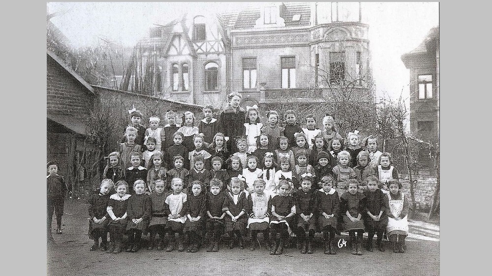 Mädchenklasse um 1917