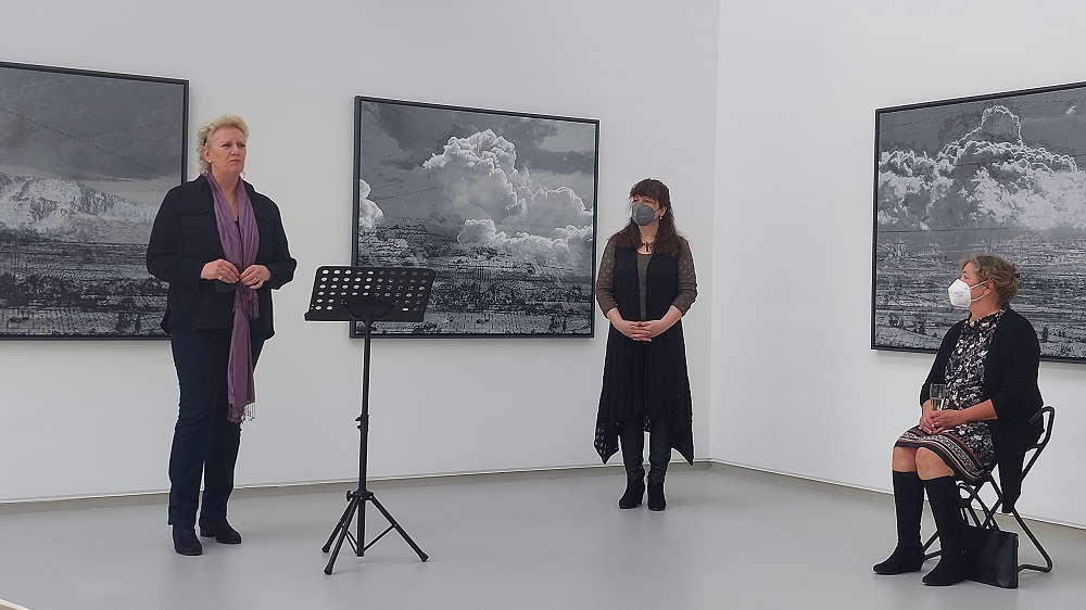 Dr. Susanne Haase-Mühlbauer, Dr. Gundula Caspary mit Künstlerin Heike Negenborn.