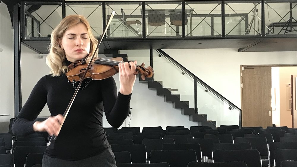 Diana Tishchenko mit Violine im Stadtmuseum.