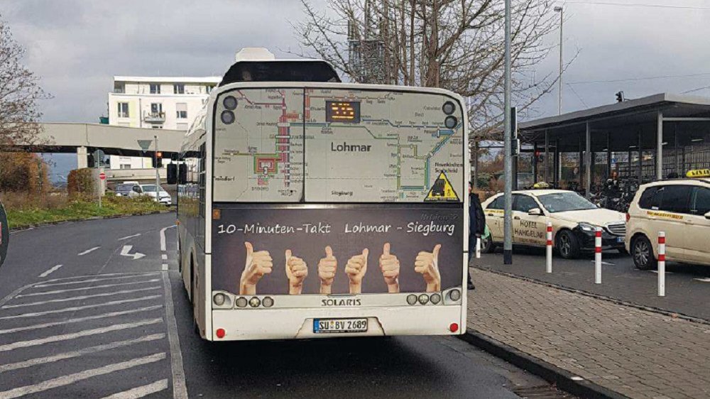 Ein Bus von hinten Fotografiert