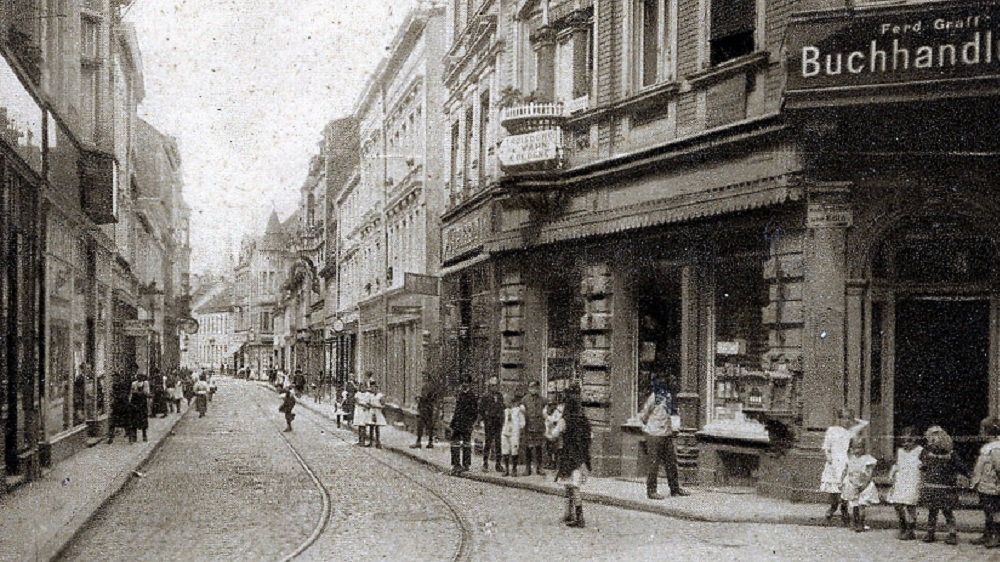 Die Buchhandlung Ferd. Graff's an der Goldenen Ecke mit Blick in die enge Kaiserstraße