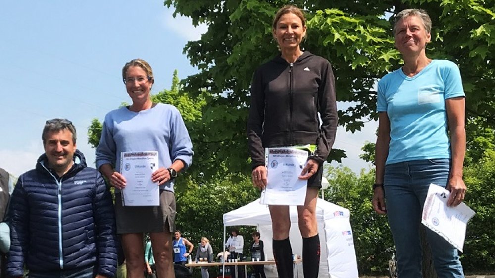 Kathrin Stöcker bei der Siegerehrung gemeinsam mit der Zweitplatzierten Carina Jochum (Selbstläufer SV Altenahr, 3:44:35 Stunden) und Sabine Hundrieser (LT Siebengebirge, 3:46:59 Stunden) auf Platz 3.