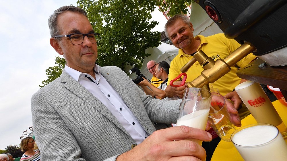 Bürgermeister Stefan Rosemann zapft die ersten Biere des Stadtfests 2022.