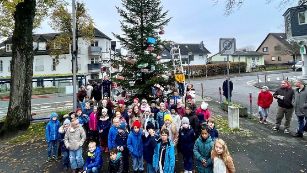 Grundschulkinder vor dem Weihnachtsbaum in Wolsdorf.