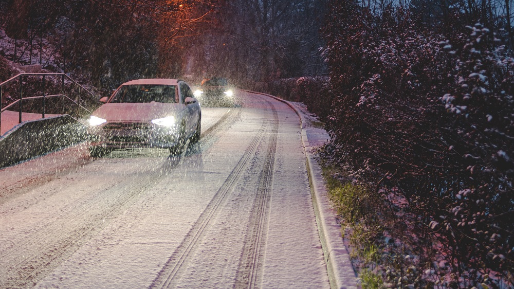 Bei Kälte, Eis und Schnee durch den Straßenverkehr