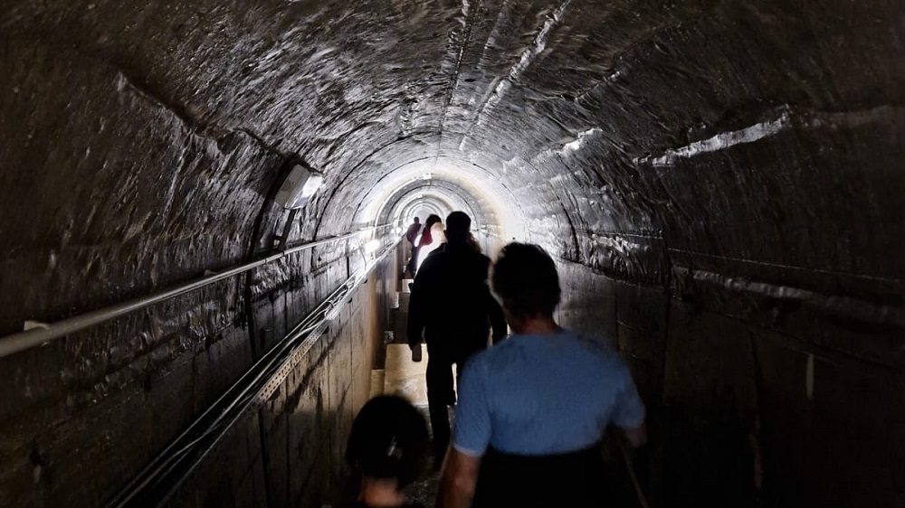 Personen im Treppentunnel der Wahnbachtalsperre
