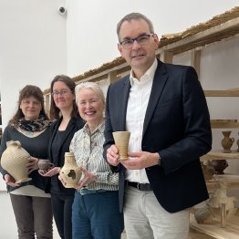 Keramikkennerin verwandelt Museum in Töpferwerkstatt 