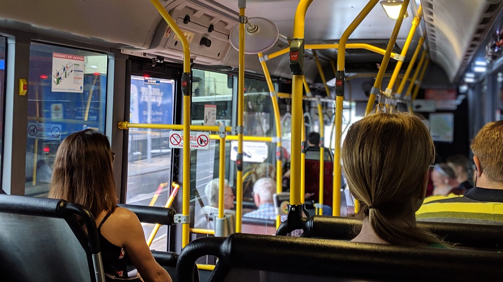 Personen, die in einem Bus sitzen