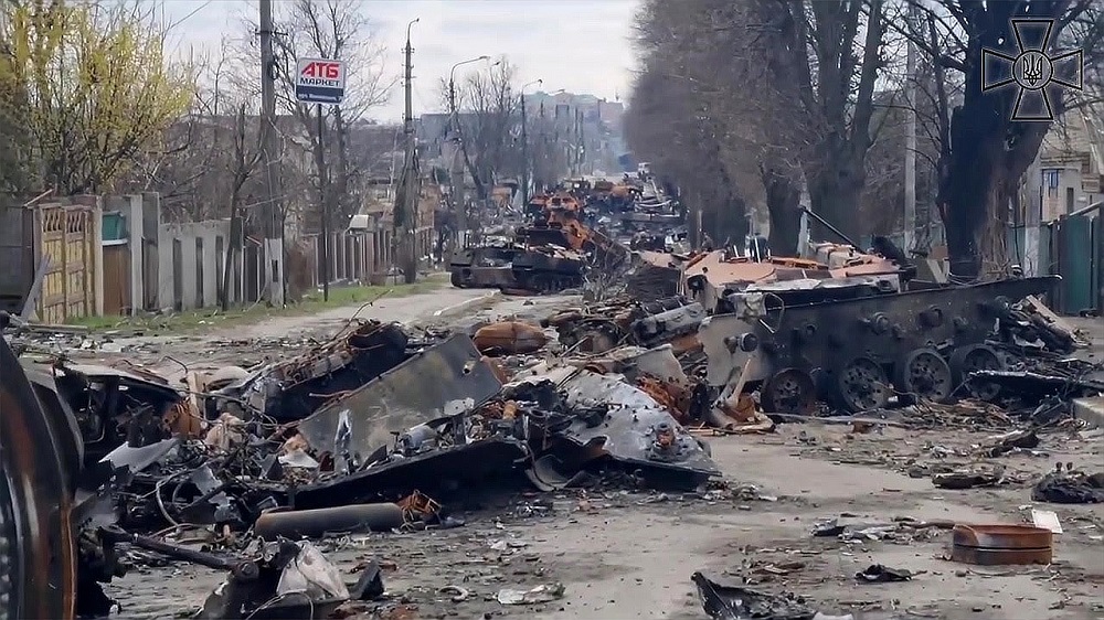 Zerstörte russische Militärausrüstung in den Straßen von Butscha.