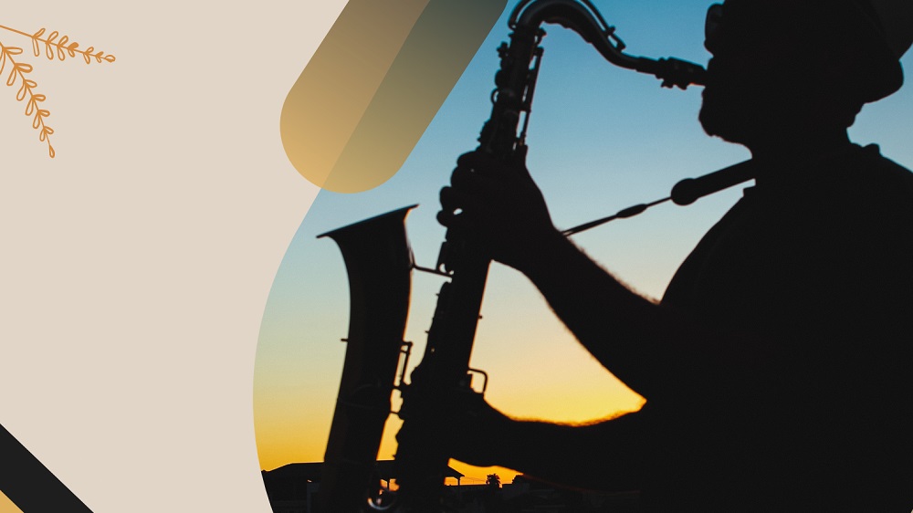 Silhouette eines Saxophonspielers vor einem Abendhimmel