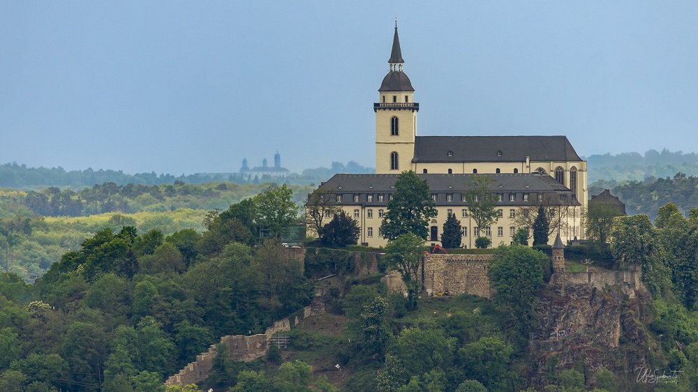 Blick über die Abtei bis zum Bensberger Schloss.