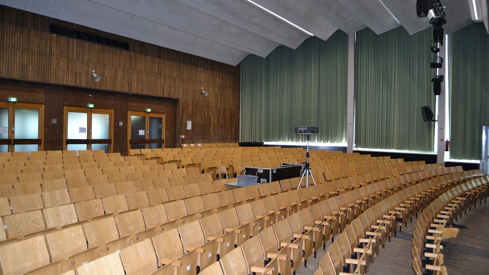 Stuhlreihen in der Aula des Anno-Gymnasiums.