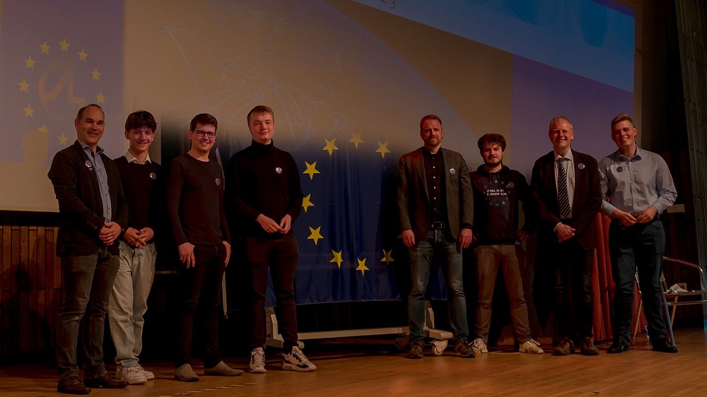 Acht Personen vor dem EU-Sternenkreis.
