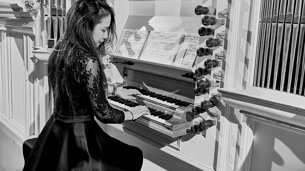 Wenying Wu an einer Orgel