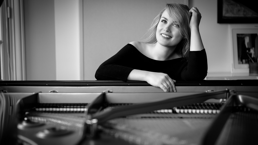 Katharina Treutler an einem geöffneten Klavier
