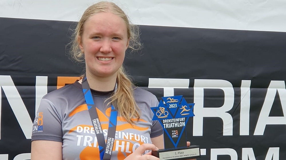 Katharina Hofer mit dem Siegerpokal des Drensteinfurt-Triathlons